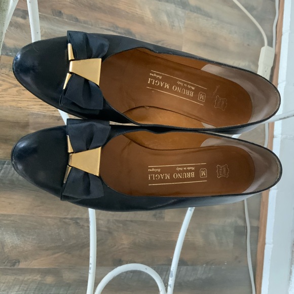 Lovely pair of Bruno Magli Navy Flats with Bow-Size 7.5M - Picture 6 of 6